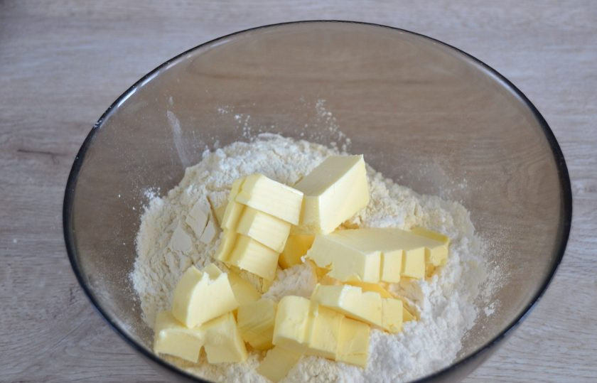 1. Этап. Тыквенный пай: Добавьте к муке охлажденное сливочное масло нарезанное кубиком. Перетрите все в мелкую крошку. Постарайтесь это сделать быстро, чтобы масло оставалось холодным и не растаяло.