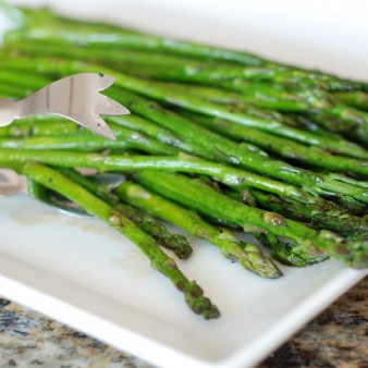 Жареная спаржа в бальзамическом соусе