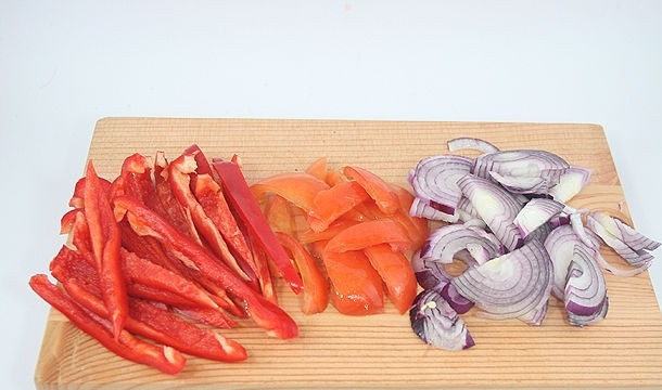 1. Этап. Салат с помидорами, ветчиной и сыром: Поставьте яйцо вариться. Пока оно варится, порежьте овощи.