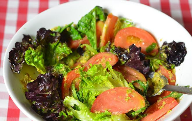 1. Этап. Салат с фисташками: Заправляем овощи нашей лимонно-фисташковой заправкой - и все, салат готов!