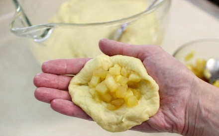 1. Этап. Булочки с начинкой: 10. Отщипните кусочек теста, раскатайте его немного, а в центр выложите начинку.