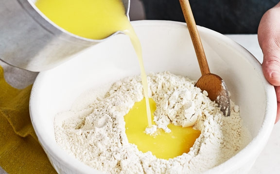 1. Этап. Пирог Лукошко с беконом: 1. Замесите тесто: смешайте муку, соль, два яйца, растопленное сливочное и кокосовое масло.