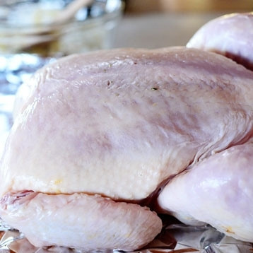 1. Этап. Курица, запеченная с лимоном и розмарином: Курицу хорошенько промываем, обтираем бумажными полотенцами, выкладываем на фольгу.