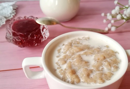 1. Этап. Овсянка по-английски: Снять с огня, дать постоять под крышкой пару минут. Затем разложить кашу по тарелкам, полить тёплыми сливками, посыпать сахарным песком. Отдельно подать ягодный или фруктовый джем. У меня малиновый. Некое дополнение это - сливки и джем, которые в какой-то степени компенсировали отсутствие сливочного масла.