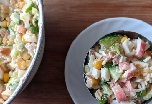 1. Этап. Салат с тунцом Мирослава: Подаём салат в салатнике или порционно, формуя с помощью кулинарного кольца.