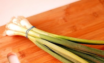 1. Этап. Салат из редиски и огурцов: Лучок моем, срезаем лишнее и мелко шинкуем.