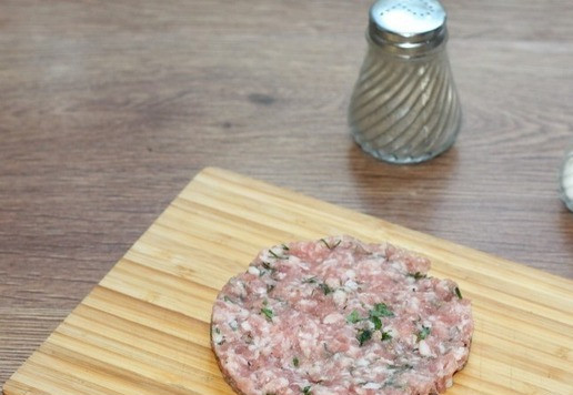 1. Этап. Бургер с котлетой и сыром гриль-чиз: 6. Сформировать из фарша котлету. Котлета должна быть немного шире, чем булочка, т. к. после обжаривания, она немного уменьшится.