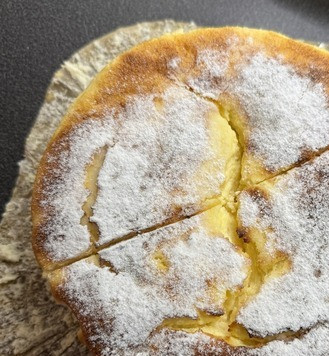 1. Этап. Творожное облачко: Полностью остывшую запеканку извлекаем из формы. Сверху можно украсить щепоткой сахарной пудры или подать с альтернативным сиропом. Очень сытное и воздушное угощение для тех, кто следит за своей фигурой.