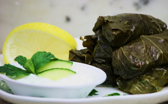 1. Этап. Долма по-азербайджански: 15. Подавайте долму с дольками лимона и соусом из йогурта и чеснока. Приятного аппетита!