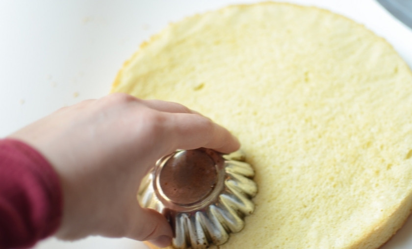 1. Этап. Бисквитные пирожные: Возьмите формочки с любой формой, и выдавите ими из бисквита пирожное.