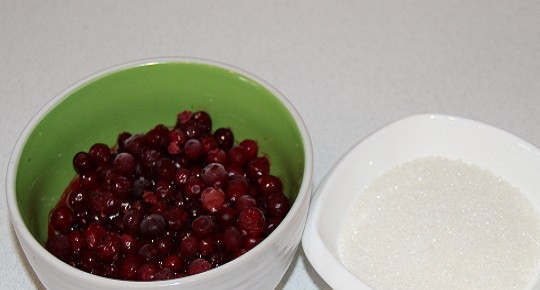 1. Этап. Клюквенный морс из замороженной клюквы: 1. Вот два основных ингредиента: ягоды и сахар. Количество воды, кстати, вы тоже можете корректировать в зависимости от того, насколько насыщенный вы хотите морс.