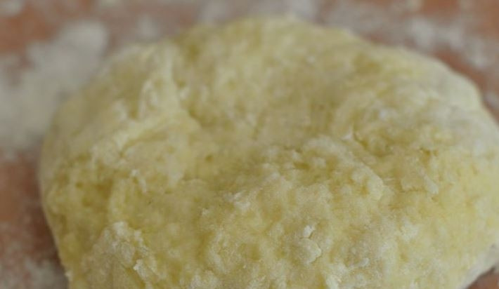 1. Этап. Полтавский борщ с галушками: Теперь вам необходимо приготовить тесто на галушки. Для этого просейте муку, вбейте к ней яйца, добавьте щепотку соли и замесите податливое тесто.