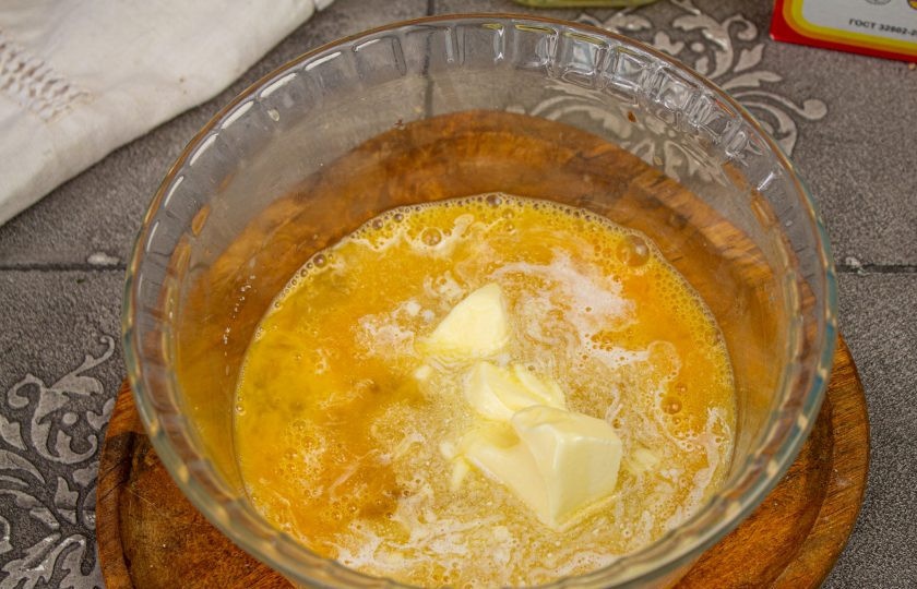 1. Этап. Кето-хлеб: Влейте растопленное сливочное масло.