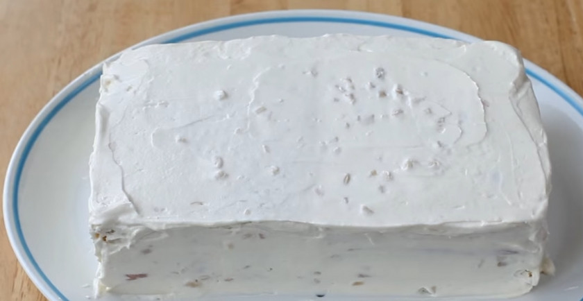 1. Этап. Суши по-русски из красной рыбы: 10. Чередуйте слои рыбы и смазанного кремом хлеба (у меня получилось 3 слоя хлеба и 2 слоя семги). Смажьте тортик со всех сторон кремом.