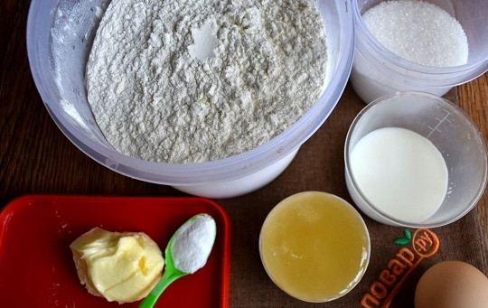 1. Этап. Медовое пирожное с начинкой: Подготовьте необходимые ингредиенты для теста.