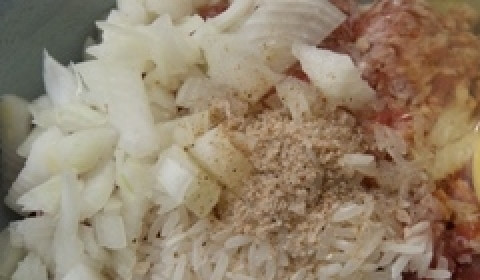 1. Этап. Суп с тефтелями: Желательно заранее почистите все овощи и поставьте 1.5 литра воды, пусть закипает. В это время смешиваем мясной фарш, порезанный лук, яйцо, сухой рис. Солим и перчим.