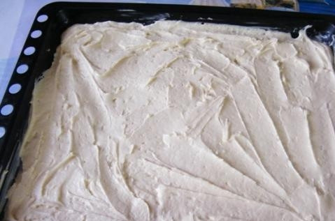 1. Этап. Заливной ягодный пирог: 2. Я выпекала этот пирог на формовочном листе: смазала его предварительно сливочным маслом, после чего выложила тесто и равномерно распределила его по всей поверхности.