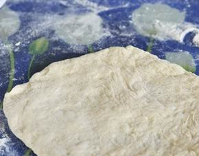 1. Этап. Дрожжевое тесто на сковороде: 4. Раскатываем из теста лепешки и жарим на сухой сковороде с двух сторон.