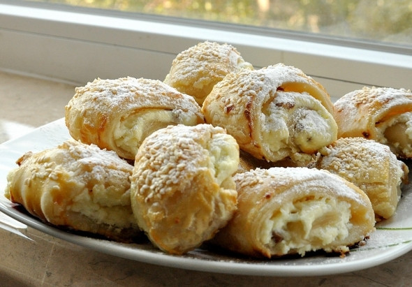 1. Этап. Круассаны с творогом: Выпекайте в разогретой на 200 градусов духовке около 30 минут. Приятного аппетита.