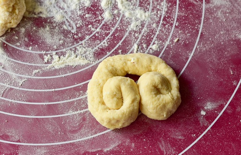 1. Этап. Крендель с творогом: Каждый раскатайте в колбаску, а затем скрутите оба ее края в центр.