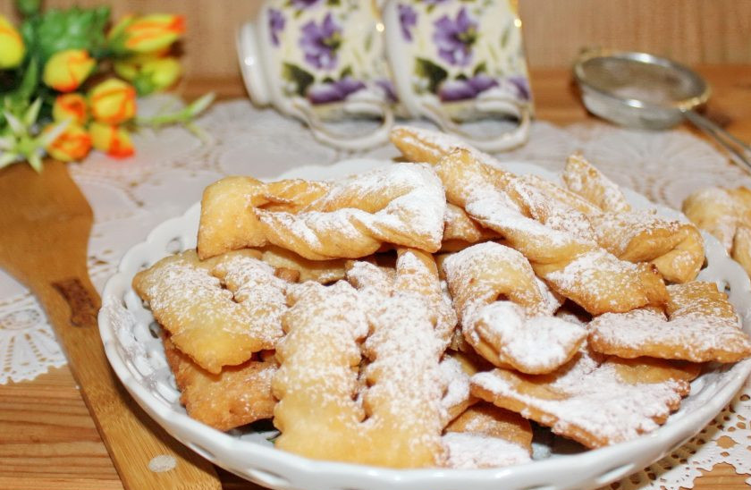 1. Этап. Итальянский хворост: Когда хворост остынет, посыпьте его сахарной пудрой и подавайте к столу.