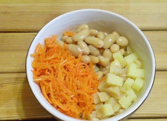 1. Этап. Салат к красному вину: 6. Сложить ингредиенты в салатник.