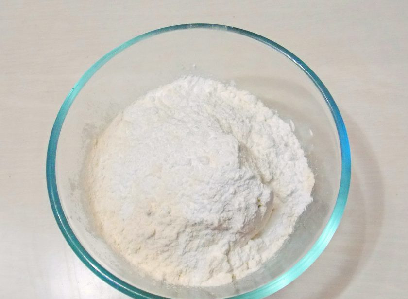 1. Этап. Торт с шоколадной крошкой: Смешайте муку и разрыхлитель, просейте.