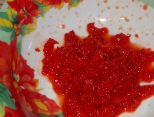 1. Этап. Помидоры в собственном соку на зиму: Перец чистим от семян, перемалываем.