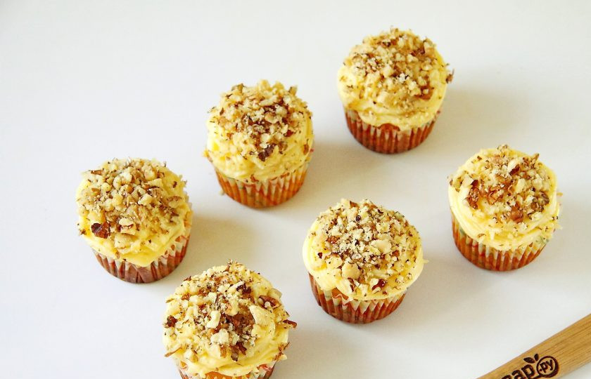 1. Этап. Тыквенные капкейки: Я отсадила с помощью кондитерского мешка сливочный крем и посыпала верх измельченными грецкими орешками.