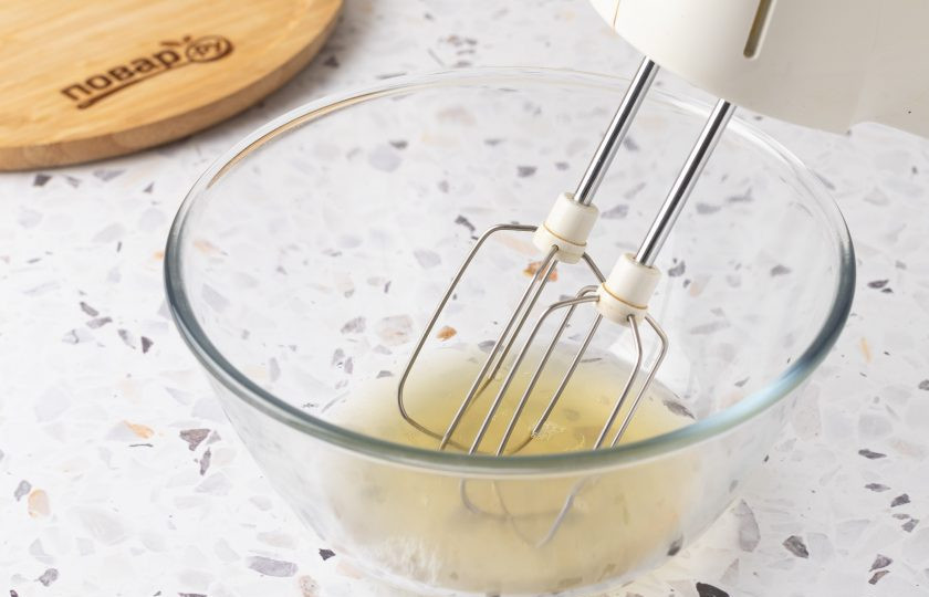 1. Этап. Мороженое из аквафабы: Перелейте охлажденную аквафабу в миску и начните сбивать на высокой скорости.