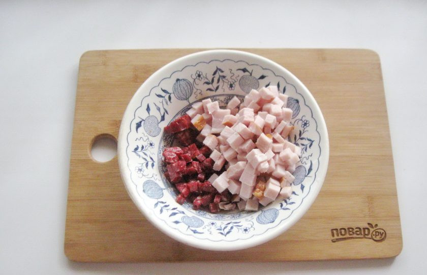 1. Этап. Солянка с солеными грибами: А тем временем нарежьте сосиски и сырокопченую колбасу.