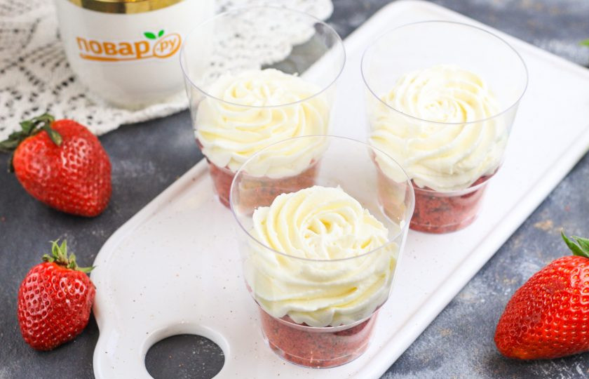 1. Этап. Трайфлы Красный бархат: В кондитерский пакет выложите приготовленный крем и отсадите на крошку.