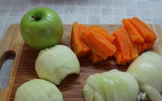 1. Этап. Филе индейки в рукаве: За полчаса до конца маринования начните готовить начинку. Луковицу почистите и нашинкуйте полукольцами. Тыкву и яблоки помойте, очистите от кожуры, удалите семечки и нарежьте брусочками.