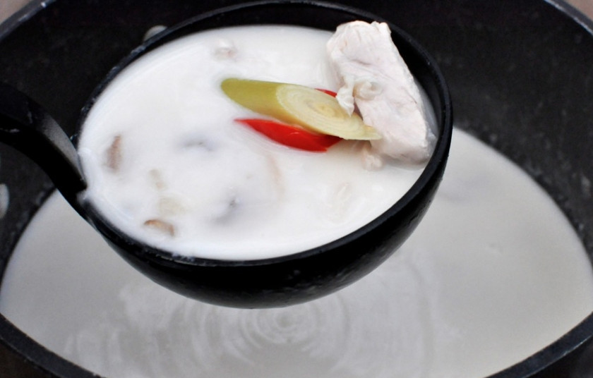 1. Этап. Том кха кай: Имбирь и лемонграсс есть не рекомендую, поэтому его лучше выловить из кастрюли, прежде чем подавать суп том кха кай. Прямо в тарелку для вкуса можно выжать немного лимонного сока (по желанию). Приятного аппетита!