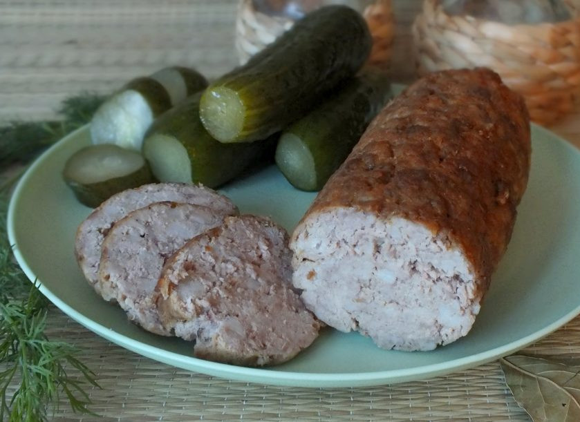 1. Этап. Домашняя колбаса в фольге: Полностью охлажденную колбасу нарежьте и подавайте с маринованными овощами. Приятного аппетита!