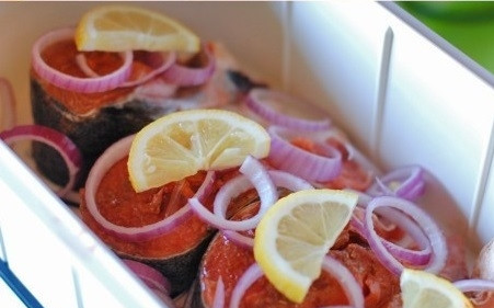 1. Этап. Семга в пароварке: 4. В пароварку выложите рыбку вместе с луком и лимоном. Установите время — 25 минут.