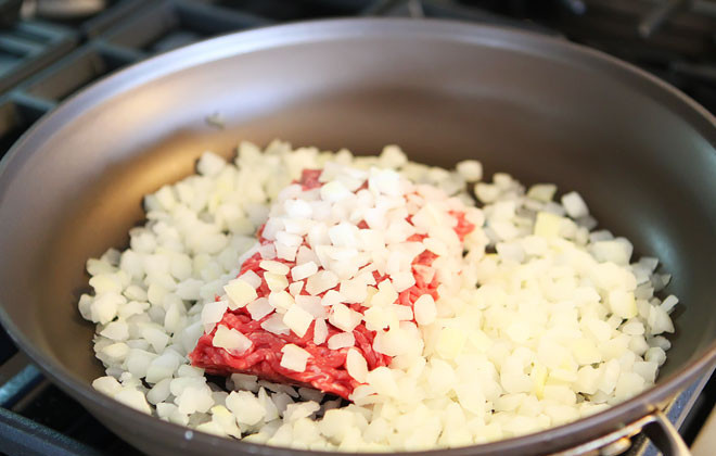 1. Этап. Лазанья на сковороде: На сковороде обжарьте лук и чеснок с фаршем.