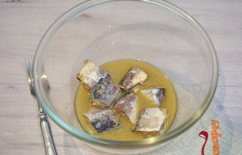 1. Этап. Рыбный салат из консервов: Для приготовления рыбного салата из консервов нам необходимо взять сами консервы. Я беру в качестве основного ингредиента сардину, но подойдут и сайра, и любая другая рыба в масле. Поместите рыбные консервы в миску.