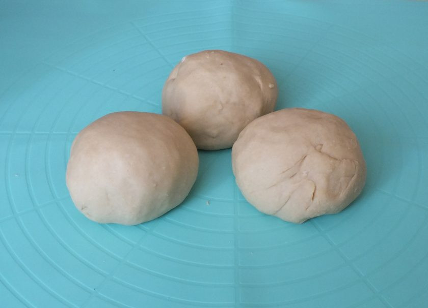 1. Этап. Бурма с мясом в духовке: Тесто разделите на три равные части.