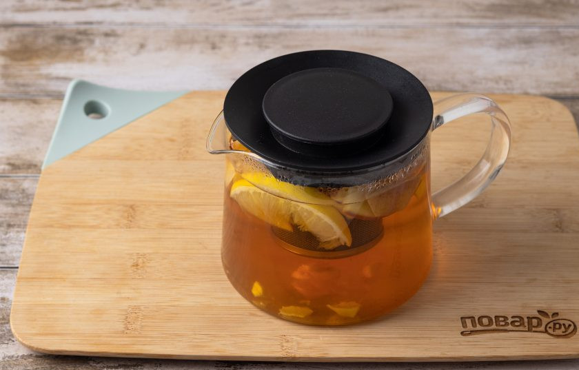 1. Этап. Чай с имбирем, лимоном и яблоками: Накройте крышкой и оставьте завариваться на 10 минут.