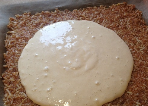 1. Этап. Торт из яблочного рулета: 3. Застилаем противень пергаментом и ровным слоем выложим яблочную смесь. А сверху выливаем тесто.