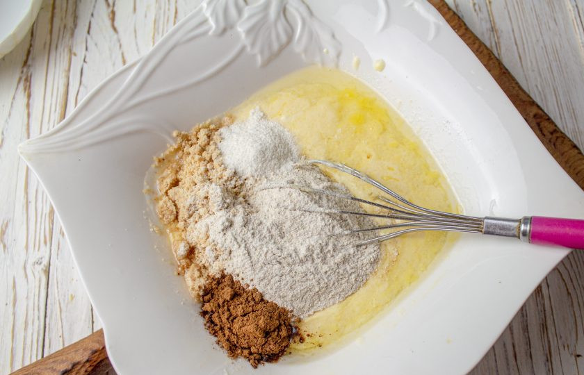 1. Этап. Миндальный пирог со сливами: Добавьте оба вида муки, корицу и разрыхлитель. Вместо рисовой муки можете добавить пшеничную или любую другую, которая вам больше нравится.