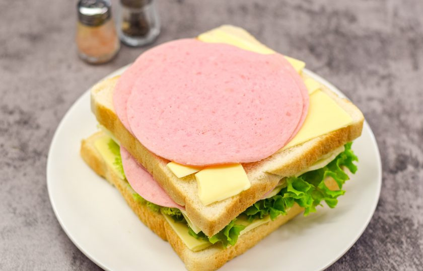 1. Этап. Бутерброд Тормозок: Прикройте все вторым ломтиком хлеба, смазанным сливочным маслом. Добавьте колбасу.