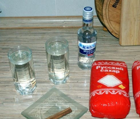 1. Этап. Дыневое варенье с корицей: 1. Главный компонент представленного варенья - это дыня и корица. Два ингредиента великолепно сочетаются между собой. Еще немаловажный компонент - это водка.