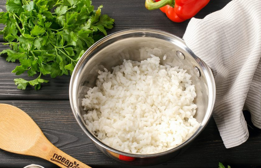 1. Этап. Перцы с фаршем и рисом фаршированные рецепт в кастрюле: Рис промойте и отварите в подсоленной воде в течение 10 минут (до полуготовности). Затем откиньте на сито и промойте водой.