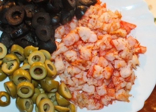 1. Этап. Солянка с креветками: 16. Минут через 15 можно добавить креветки, маслины и оливки.