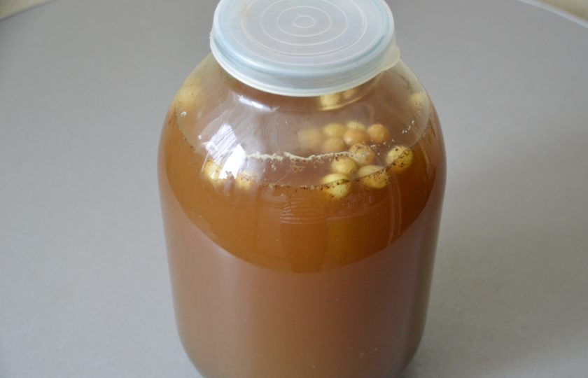 1. Этап. Квас Ядреный: Через 12 часов брожения можно наблюдать активное брожение уже во всей банке, ягодки изюма всплыли на поверхность.