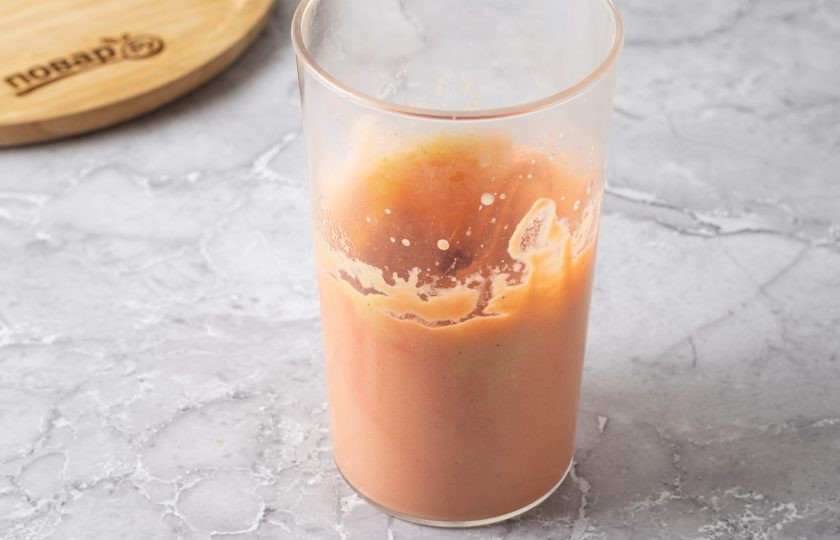 1. Этап. Колбаса из нута: Добавьте пару капель пищевого красного красителя и взбейте еще раз, чтобы масса приобрела розовый цвет.