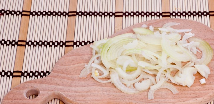 1. Этап. Судак под соусом в духовке: Лук — полукольцами.