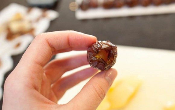 1. Этап. Закуска Необычная: 2. Маленькими кубиками нарежьте кислое яблоко или грушу. Поместите кусочек фрукта внутрь финика.